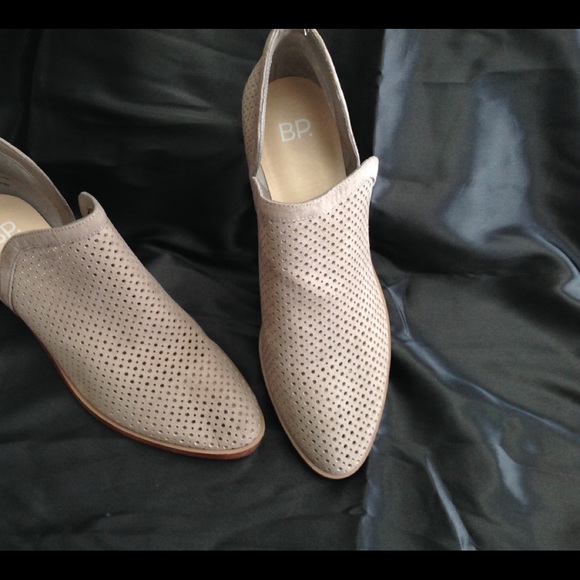 🌻NWT BP Booties, 1 1/2 in heal Stone Faux Suede - Picture 5 of 5